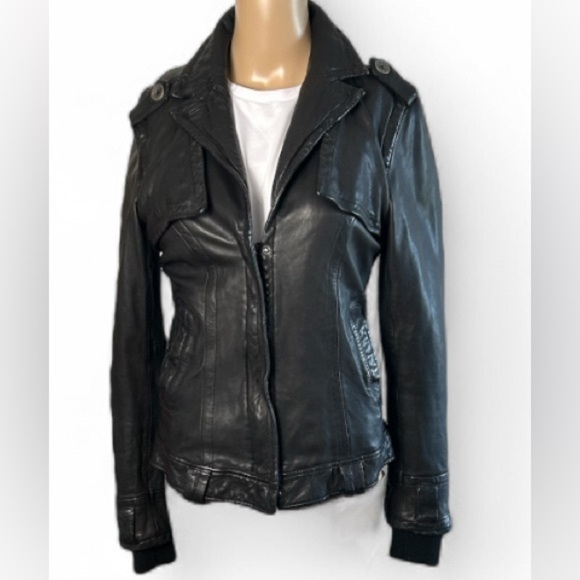 Y2K Black butter soft leather jacket, fitted,epaulette,moto,timeless,PTP 17” S/M - Picture 1 of 10